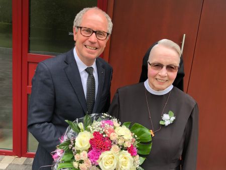 Blumen für Schwester Gertrud aus den Händen von Landrat Manfred Müller